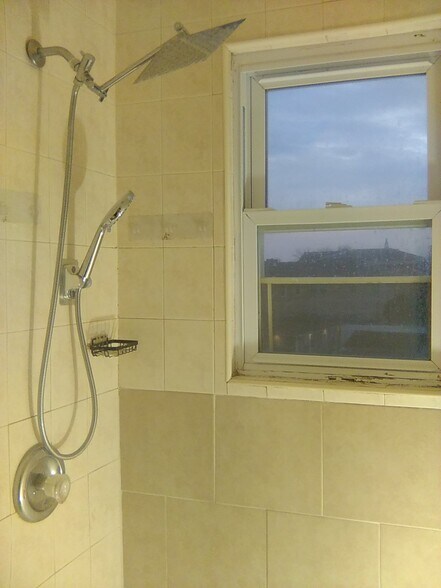 Building Photo - 89 Maple St