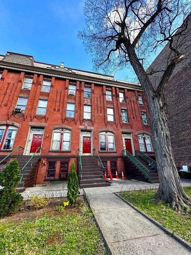 Building Photo - 724 Ocean Ave