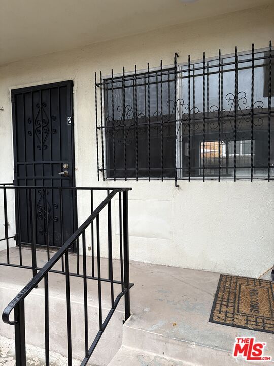 Building Photo - 961 S Kenmore Ave