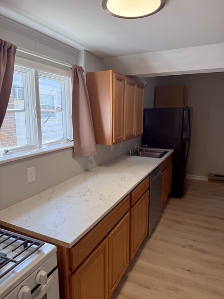 Building Photo - 322 Main St