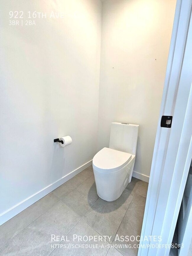 Building Photo - 922 16th Ave