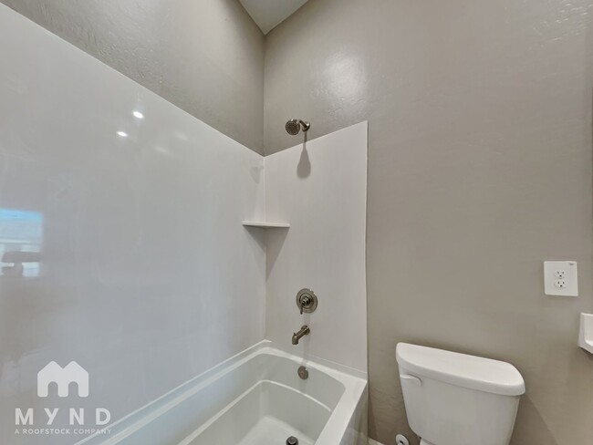 Building Photo - 4839 E Village Dr