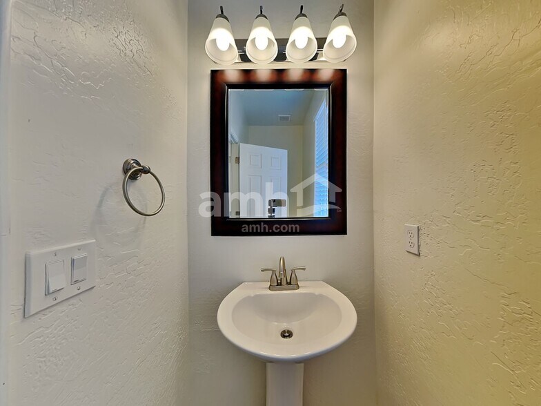 Building Photo - 7825 S 73rd Ln