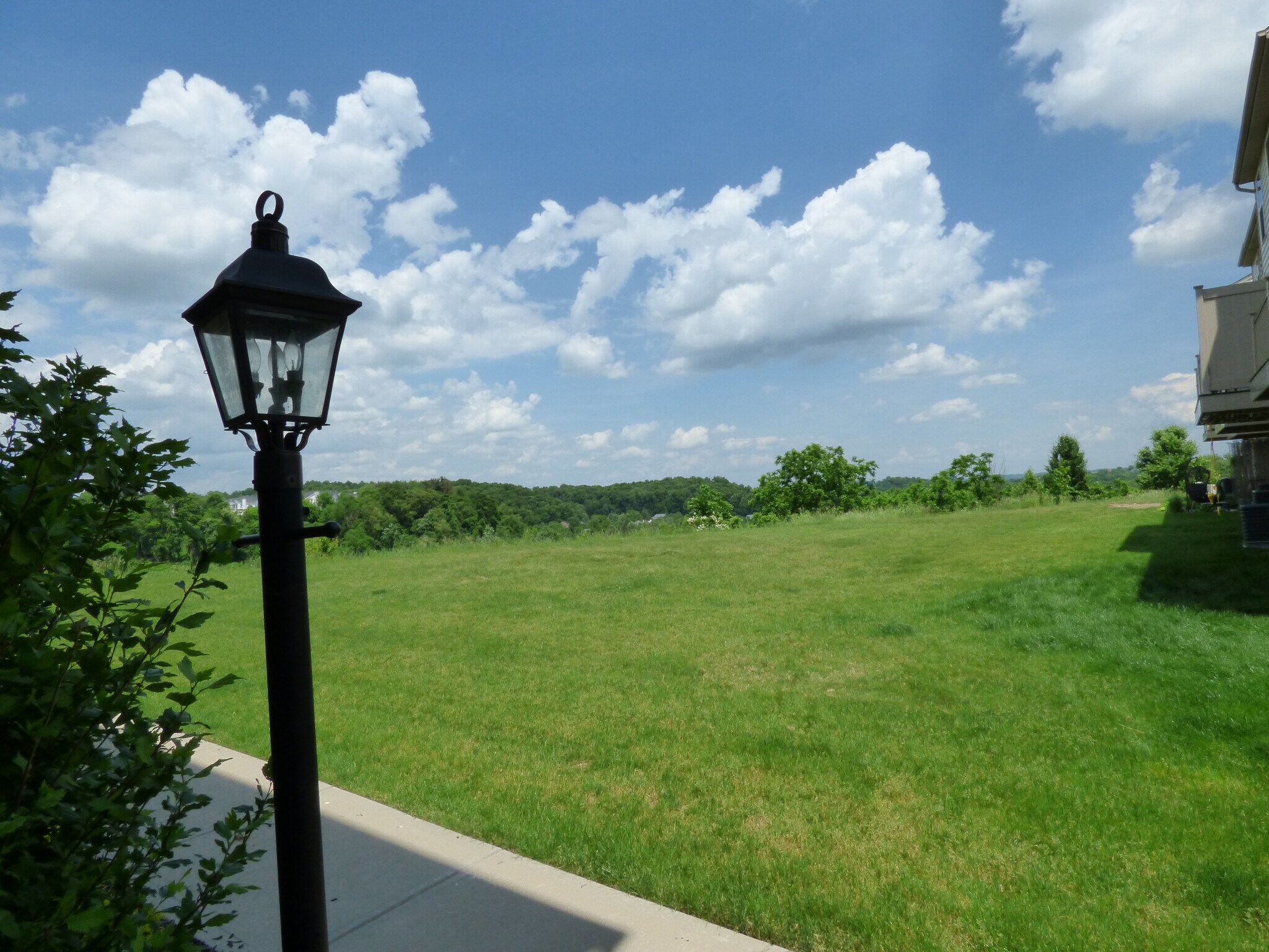 Building Photo - 2703 Pointe View Dr