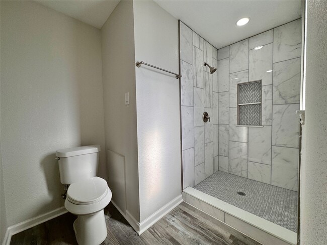 Building Photo - 5115 Hialeah Dr