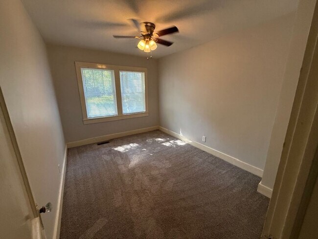 Building Photo - 3 Bedrooms | 2 Bathrooms | Rosewood Area