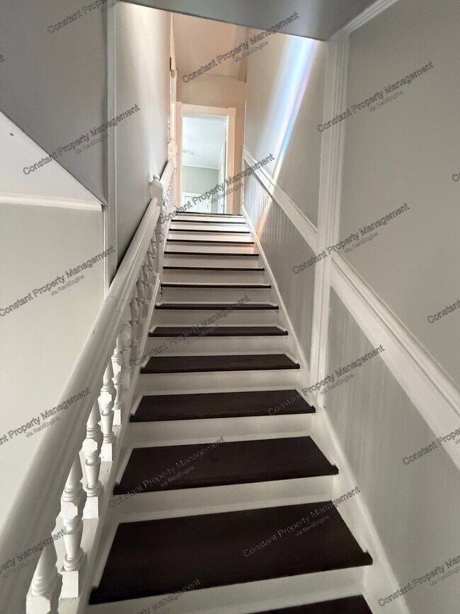 Building Photo - 885 College St