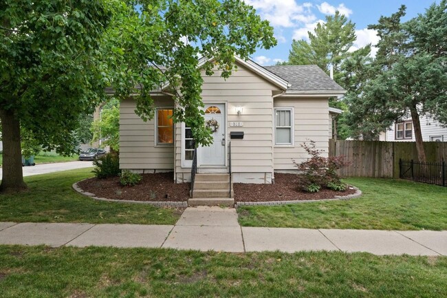 Building Photo - 2 bed 1.5 bath home Downtown Valparaiso