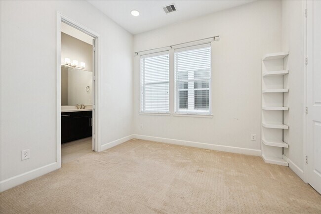 Building Photo - 405 N Nagle St