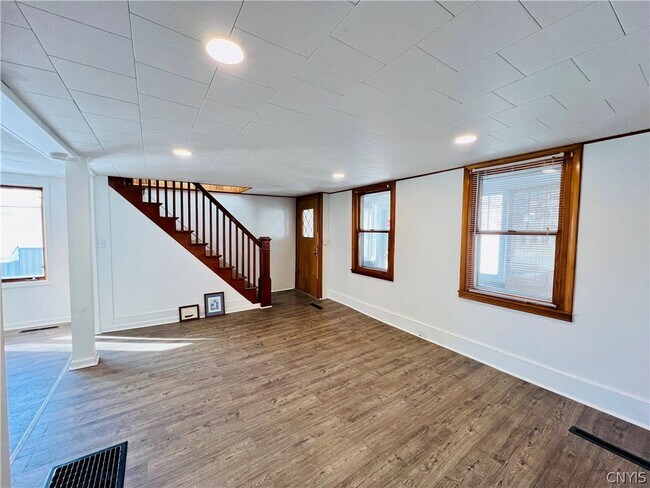 Building Photo - 140 E Oneida St