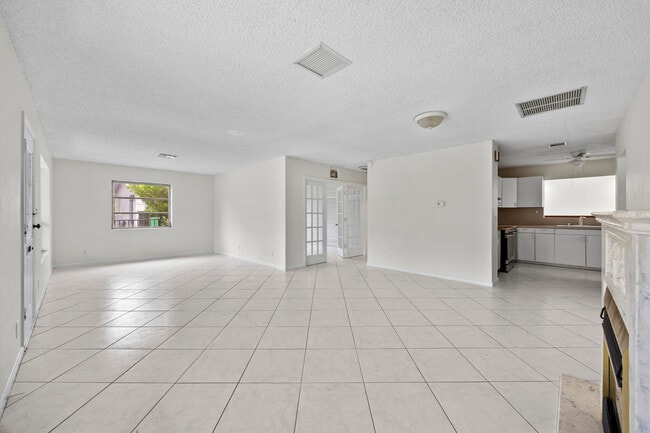 Building Photo - 1828 N Palmway