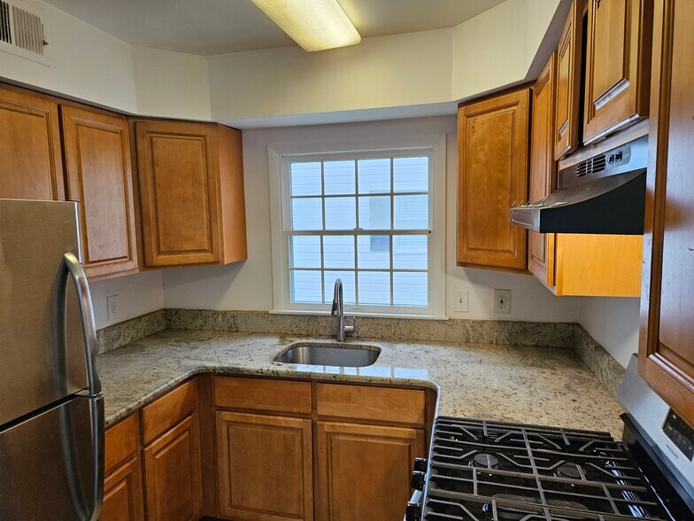 Building Photo - 806 W Oak Ln