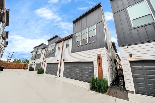 Building Photo - 627 Emile St