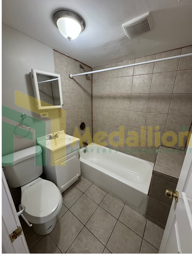 Building Photo - Charming Recently Updated Home 4-5 beds wi...