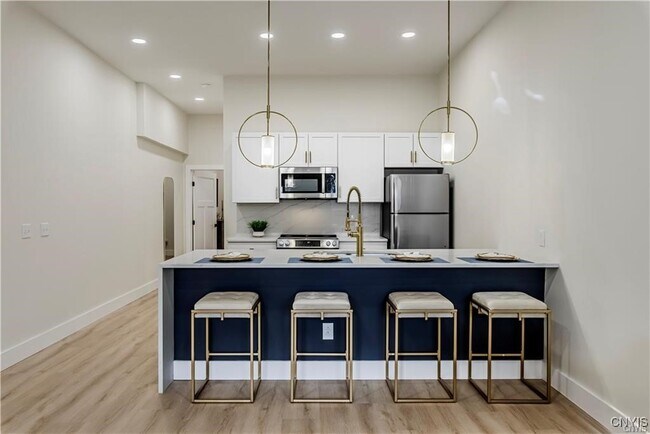 Building Photo - 1104 Main St