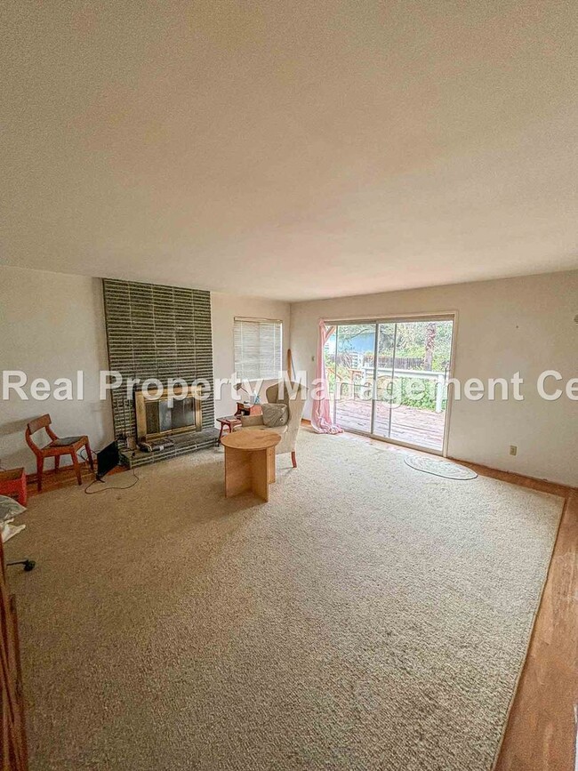 Building Photo - AVAILABLE JUNE - 4 Bed / 2 Bath Home locat...