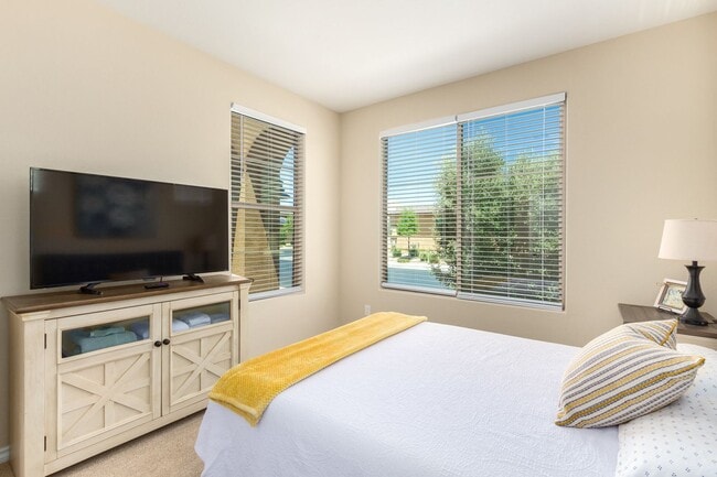 Building Photo - Gorgeous 2 bedroom / 2 bath townhome locat...