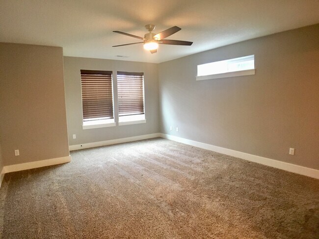 Building Photo - Spacious 3br/3.5ba House with Garage & AC in South Tabor Neighborhood