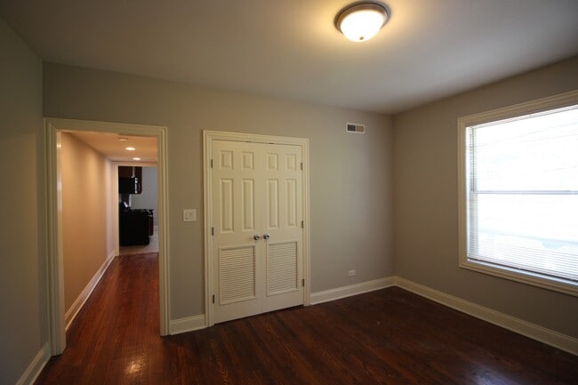 Building Photo - 4010 N Hamlin Ave