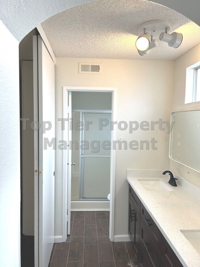 Building Photo - ***Beautiful 3 bed / 2.5 bath House in a N...