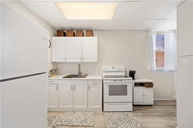 Building Photo - 3 bedroom 1 bath - What a View! - 3-bedroo...
