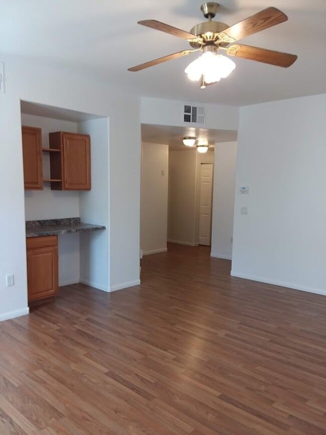 Building Photo - First floor unit in luxury gated Northwest...