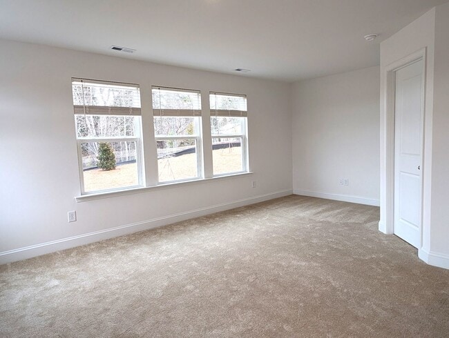 Building Photo - Beautiful, 2 story, end-unit, Townhome located in the Bell Glen Community!