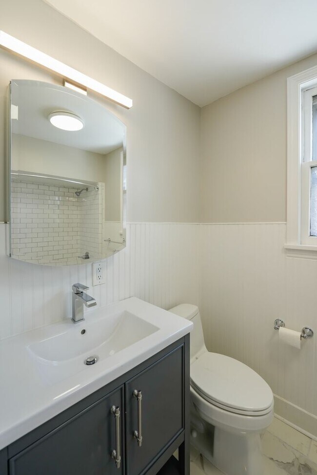 Building Photo - Check out this gem in Schnitzelburg!!