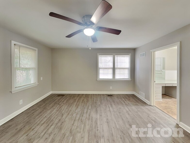 Building Photo - 1122 Paramount Cir