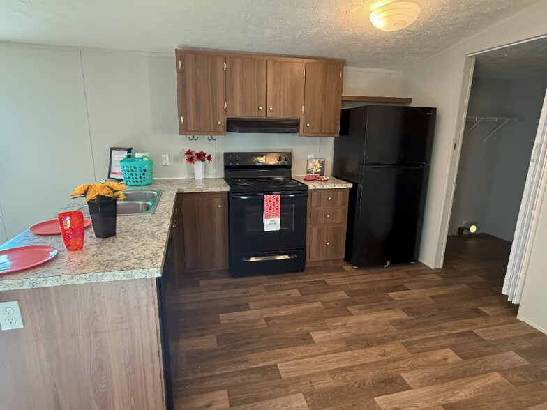 Primary Photo - 4410 Brown Station Rd