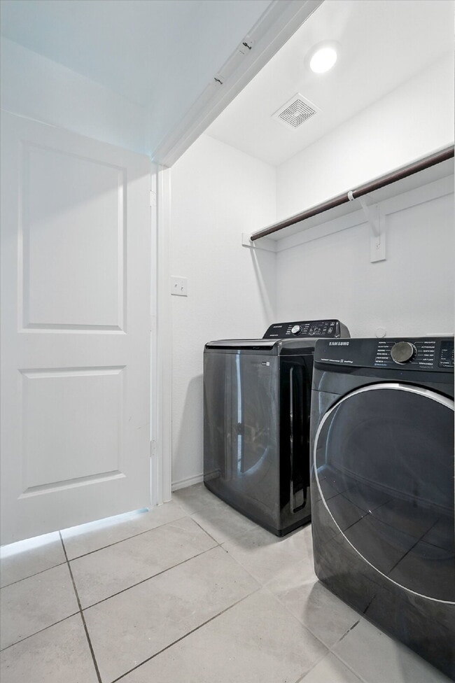 Building Photo - 1-story, 3 Bedrooms, 2 Bathrooms. Master's bedroom with ensuite bathroom and roomy walk-in closet