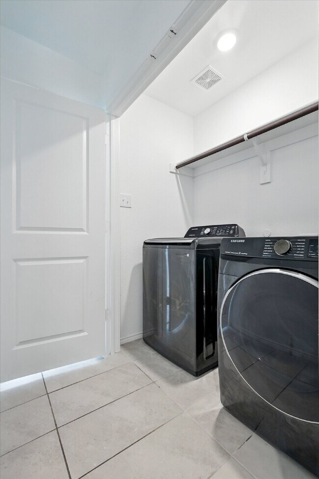 Building Photo - 1-story, 3 Bedrooms, 2 Bathrooms. Master's...
