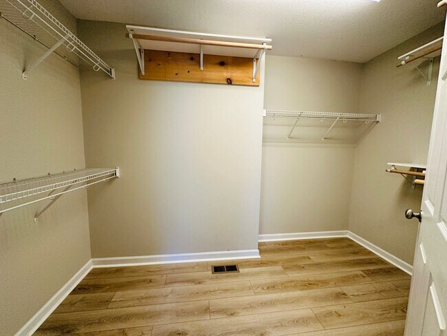 Building Photo - Sophisticated Townhome Living: 10 Minutes from Downtown & UT