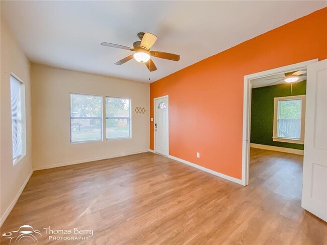 Building Photo - 2807 Russell Ave