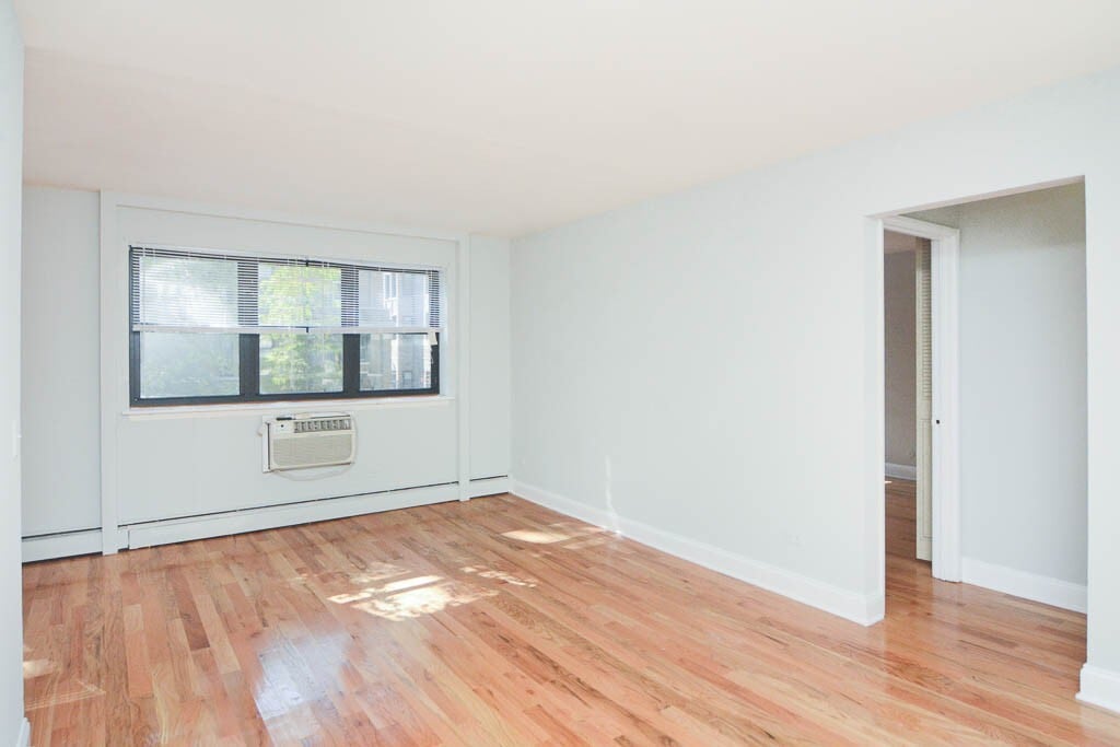 Building Photo - 515 W Briar Pl