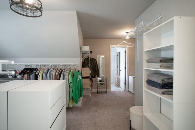 Building Photo - 657 Tree Top Trl