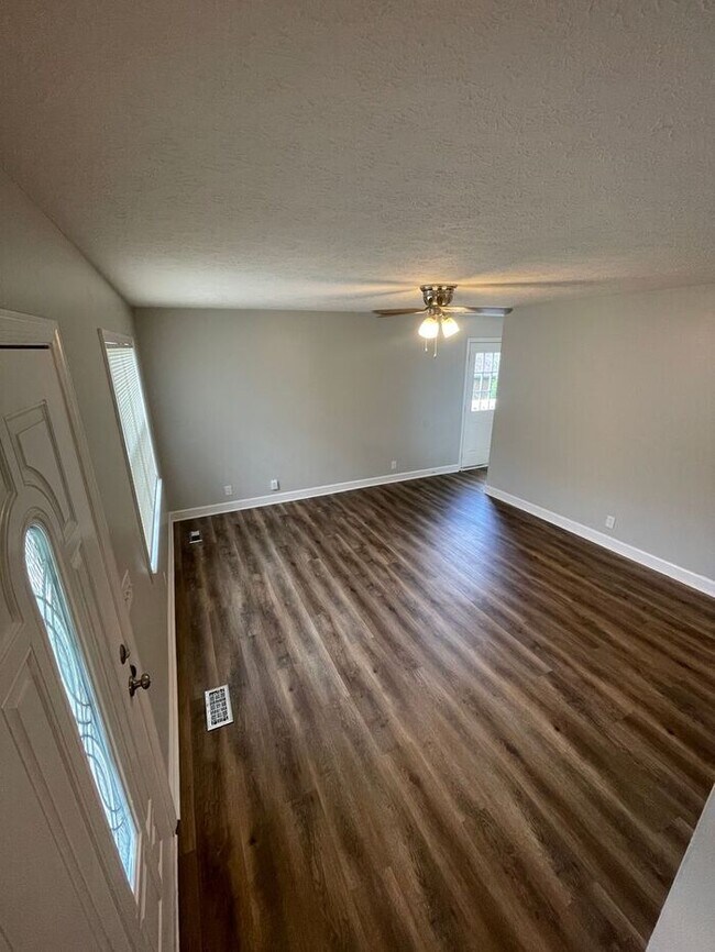 Building Photo - Comfortable 4-Bedroom Home in a Convenient...
