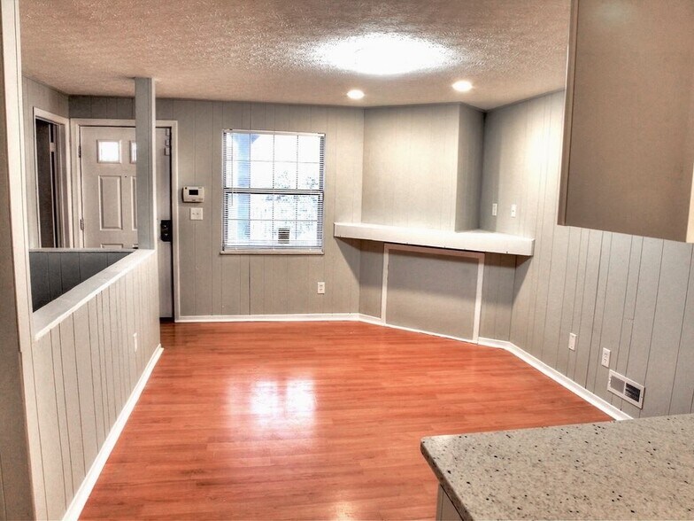 Building Photo - 306 E 17th Ave