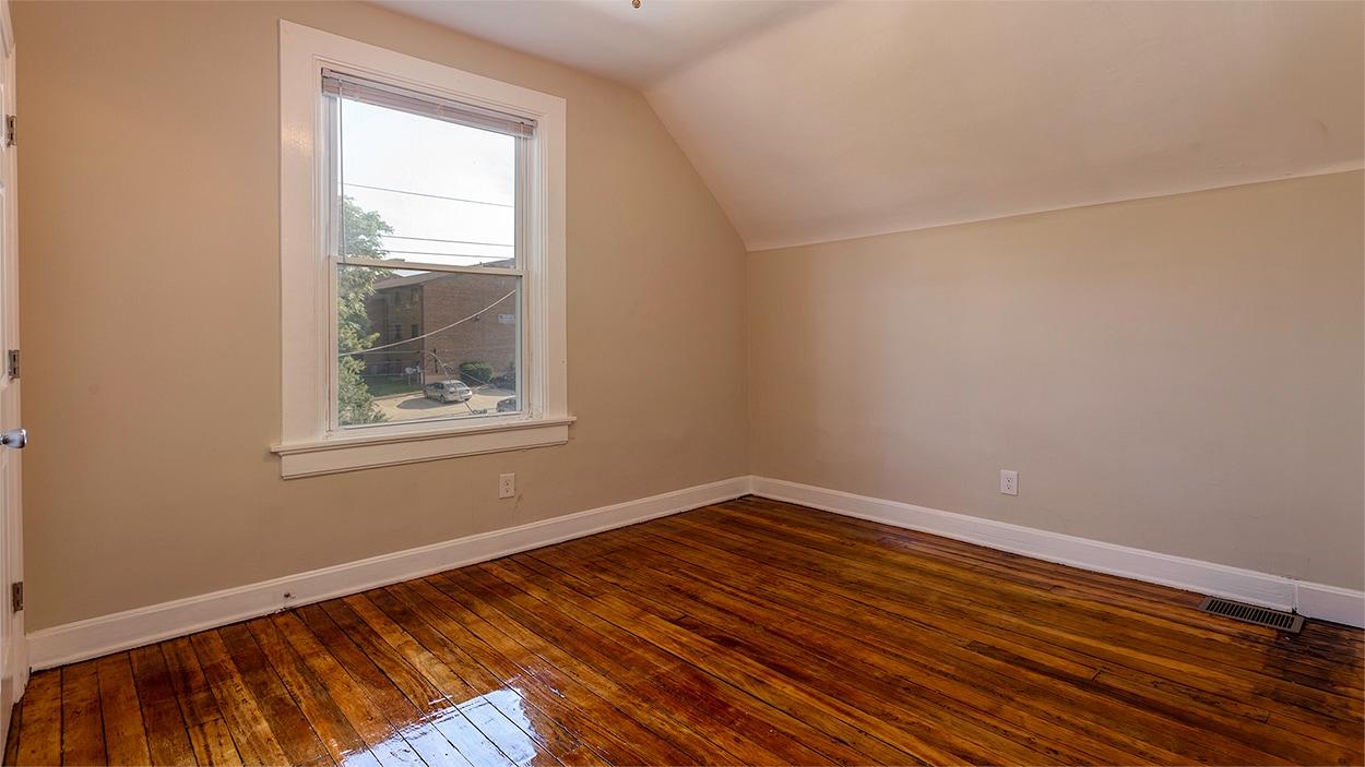 Bedroom 1 - 527 Riddle Rd