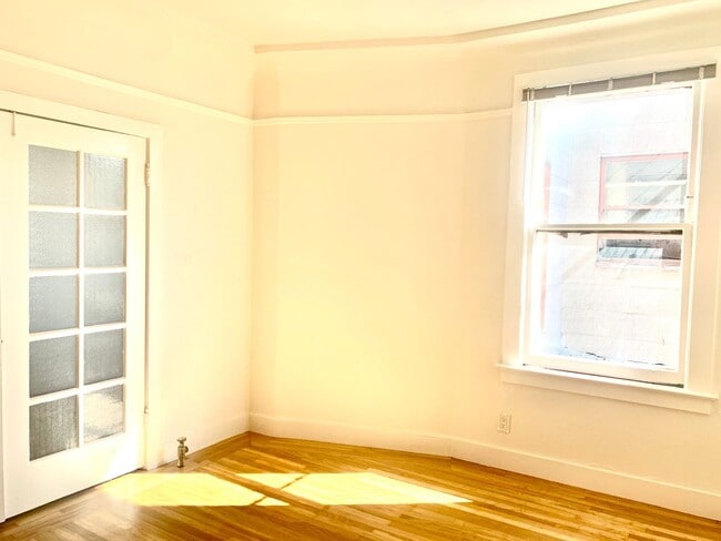 Building Photo - Richmond Dist. Bright 1 Bed/! Bath Flat w/ Hardwood Floors and Walk In Closets