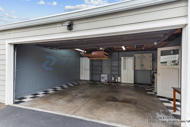 Building Photo - 843 Peary Ln