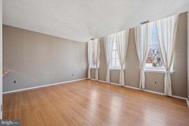Building Photo - 130-36 N Bread St