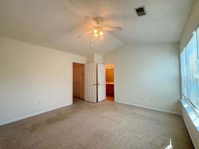 Building Photo - Available now. Great 2 BR/2.5 BA Townhome in Oak Bluff!