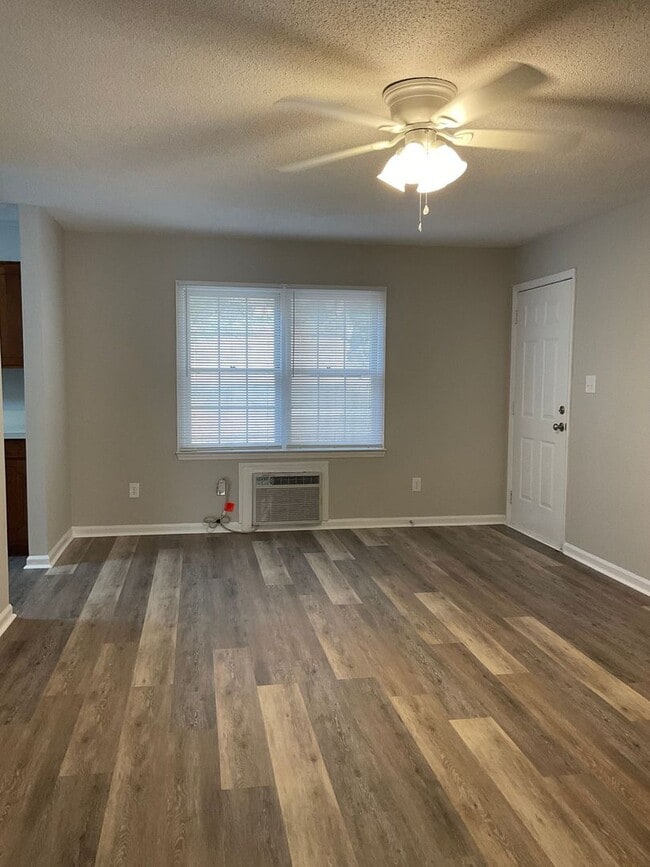 Building Photo - Available Now !! Two bedroom one bath apartment in Gastonia!