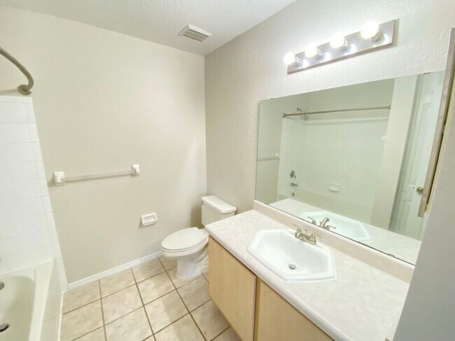Building Photo - 13917 Fairway Island Dr