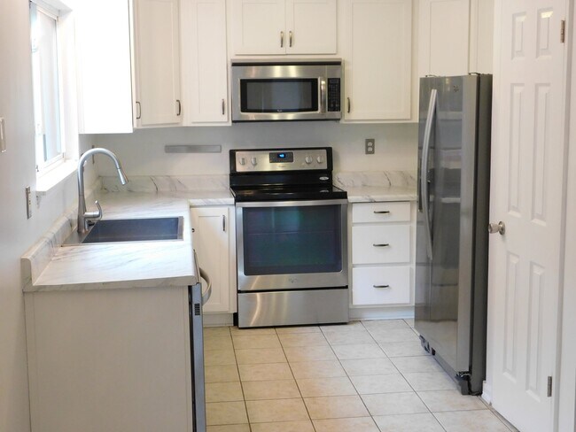 Building Photo - "Charming 3-Bed Oasis with Cozy Fireplace in Mount Pleasant"