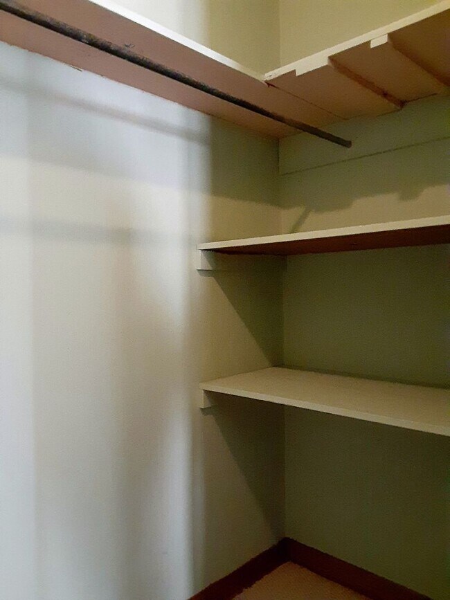 Building Photo - MF 09 - Burnside Triplex