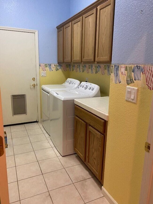 Building Photo - Huge 3 Bed 2 Bath + Den Golf Course Hom...