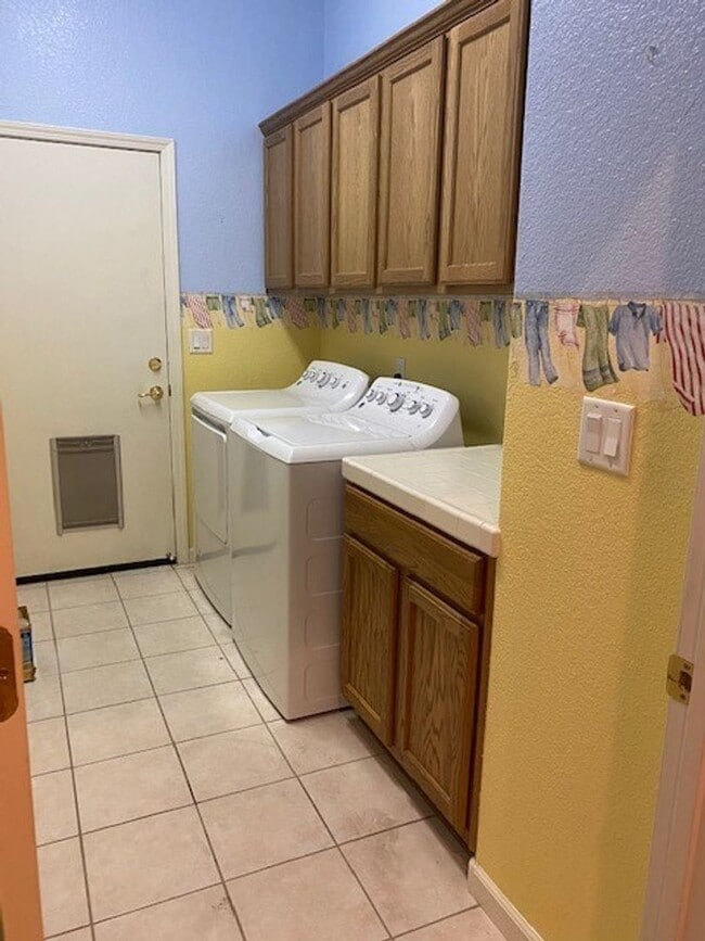 Building Photo - Huge 4 Bed 2 Bath + Den Golf Course Hom...