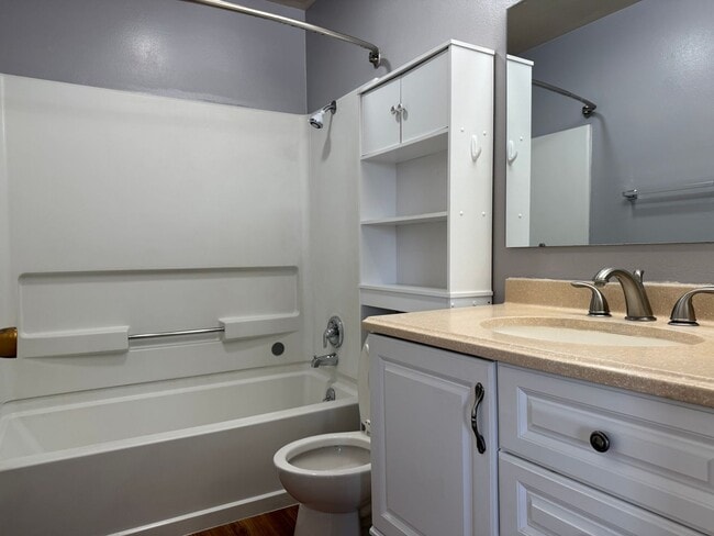 Building Photo - 806-808 W 6th Ave